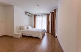 2-dormitorio apartamentos en condominio en Khlong Toei, Tailandia. $270 000