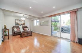 Adosado – Scarborough, Toronto, Ontario,  Canadá. C$1 244 000