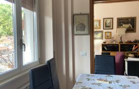 Spacious and luminous apartment near Vatican City and within walking distance from Villa Pamphili and Trastevere. 550 000 €