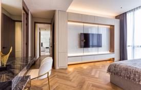 3-dormitorio apartamentos en condominio en Khlong Toei, Tailandia. $4 600  por semana