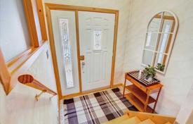 8 dormitorio casa de pueblo en Scarborough, Canadá. C$1 164 000