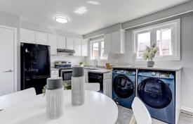 13 dormitorio casa de pueblo en Scarborough, Canadá. C$1 418 000