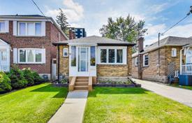 Casa de pueblo – East York, Toronto, Ontario,  Canadá. C$1 028 000