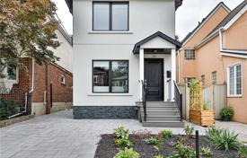 Casa de pueblo – York, Toronto, Ontario,  Canadá. C$1 555 000