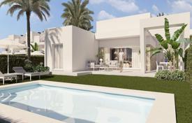 Situado a poca distancia andando de tiendas y restaurantes en Algorfa. Villa con sotano 182 y piscina privada (6*4) m².. 639 000 €