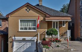 Casa de pueblo – York, Toronto, Ontario,  Canadá. C$1 030 000