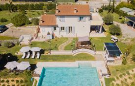 12 dormitorio finca rústica 298 m² en Cortona, Italia. 1 350 000 €