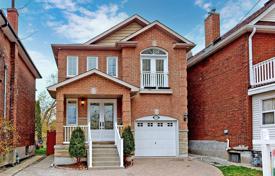 Casa de pueblo – East York, Toronto, Ontario,  Canadá. C$1 677 000