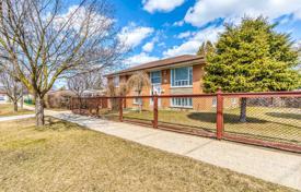 9 dormitorio casa de pueblo en Etobicoke, Canadá. C$1 425 000