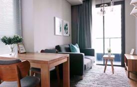 1-dormitorio apartamentos en condominio en Khlong Toei, Tailandia. $232 000