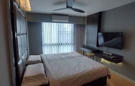 1-dormitorio apartamentos en condominio en Khlong Toei, Tailandia. $198 000