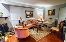 8 dormitorio adosado en Scarborough, Canadá. C$1 193 000