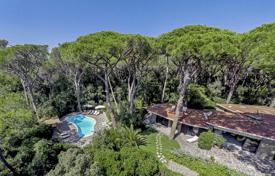 Villa – Roccamare, Toscana, Italia. 17 800 €  por semana