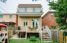 Casa de pueblo – East York, Toronto, Ontario,  Canadá. C$1 948 000