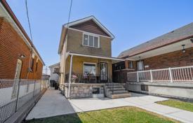 Casa de pueblo – York, Toronto, Ontario,  Canadá. C$1 133 000