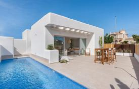 Situado a poca distancia de tiendas y restaurantes en Los Alcázares. Villa con piscina (6*3) m² y jardín en una parcela privada de 232 m².. 440 000 €