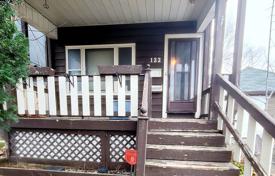 9 dormitorio casa de pueblo en Etobicoke, Canadá. C$1 214 000