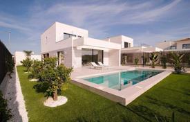 Situado a poca distancia de tiendas y restaurantes en Los Montesinos. Villa con piscina (4*8) m² y jardín en una parcela privada de 301 m².. 509 000 €