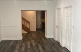 5 dormitorio casa de pueblo 285 m² en Miami, Estados Unidos. $1 250 000