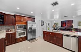 Casa de pueblo – Hialeah, Florida, Estados Unidos. $850 000