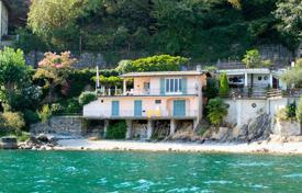 Villa – Menaggio, Lombardía, Italia. 3 700 €  por semana