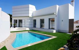 Situado a poca distancia andando de tiendas y restaurantes en Rojales. Villa con piscina privada (4*8 m²) y jardín en parcela privada 546 m².. 699 000 €