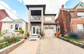 Casa de pueblo – York, Toronto, Ontario,  Canadá. C$1 443 000