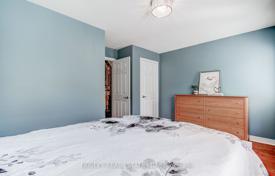 9 dormitorio adosado en East York, Canadá. C$1 788 000