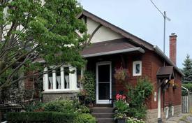 Casa de pueblo – East York, Toronto, Ontario,  Canadá. C$1 101 000