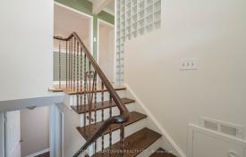 9 dormitorio casa de pueblo en Etobicoke, Canadá. C$1 474 000