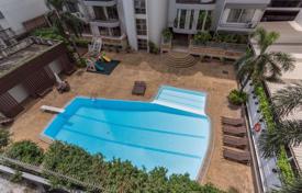 3-dormitorio apartamentos en condominio en Khlong Toei, Tailandia. $4 000  por semana