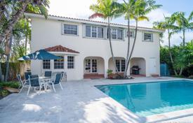 10 dormitorio villa 486 m² en Miami Beach, Estados Unidos. $1 690 000