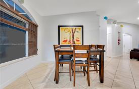 4 dormitorio casa de pueblo 230 m² en Miami, Estados Unidos. $850 000