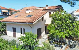 9 dormitorio villa 220 m² en Liguria, Italia. 698 000 €