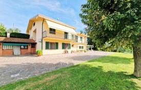 4 dormitorio villa 380 m² en Lucca, Italia. 1 100 000 €