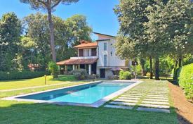 Villa – Marina di Pietrasanta, Pietrasanta, Toscana,  Italia. 6 900 €  por semana