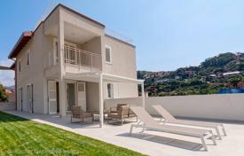 3 dormitorio piso 105 m² en Liguria, Italia. 380 000 €