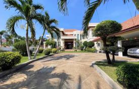 4 dormitorio casa de pueblo 1617 m² en Chonburi, Tailandia. $831 000