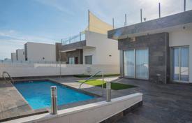 Situado a poca distancia andando de tiendas y restaurantes en Orihuela Costa. Villa con piscina privada y jardín en parcela privada 257 m².. 404 000 €