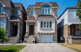 Casa de pueblo – East York, Toronto, Ontario,  Canadá. C$1 803 000