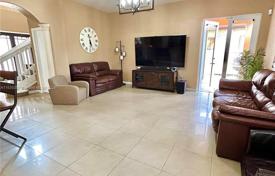Casa de pueblo – Hialeah, Florida, Estados Unidos. $990 000