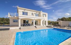 4 dormitorio villa en Poli Crysochous, Chipre. 3 000 €  por semana