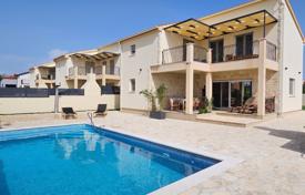 4 dormitorio casa de pueblo 141 m² en Vrsi, Croacia. 649 000 €