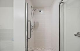 8 dormitorio piso en Etobicoke, Canadá. C$873 000