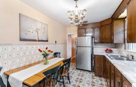 9 dormitorio casa de pueblo en Etobicoke, Canadá. C$1 659 000