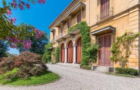 17 dormitorio villa en Longone Al Segrino, Italia. Price on request