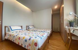 3-dormitorio apartamentos en condominio en Phra Khanong, Tailandia. $288 000