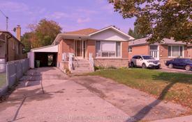 9 dormitorio casa de pueblo en Scarborough, Canadá. C$1 341 000