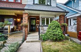 Adosado – East York, Toronto, Ontario,  Canadá. C$958 000