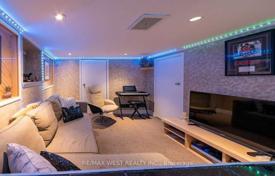 9 dormitorio adosado en Old Toronto, Canadá. C$1 553 000